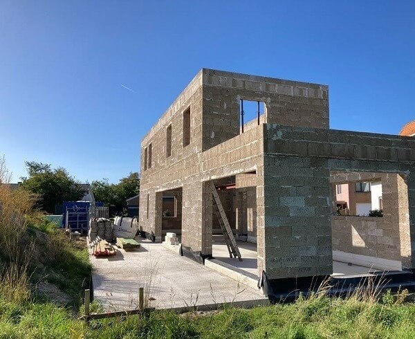 Construire en chanvre : utiliser la magie des fibres de chanvre pour une architecture sans carbone